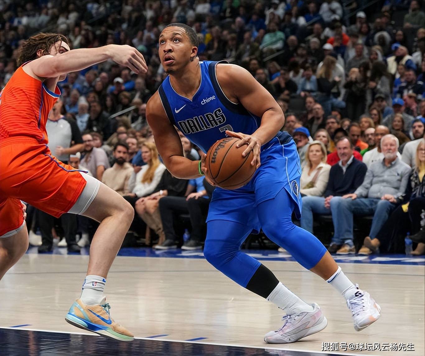 东契奇回归赛场，赛况扑朔迷离首场状态亮眼，日本队观众沸腾！